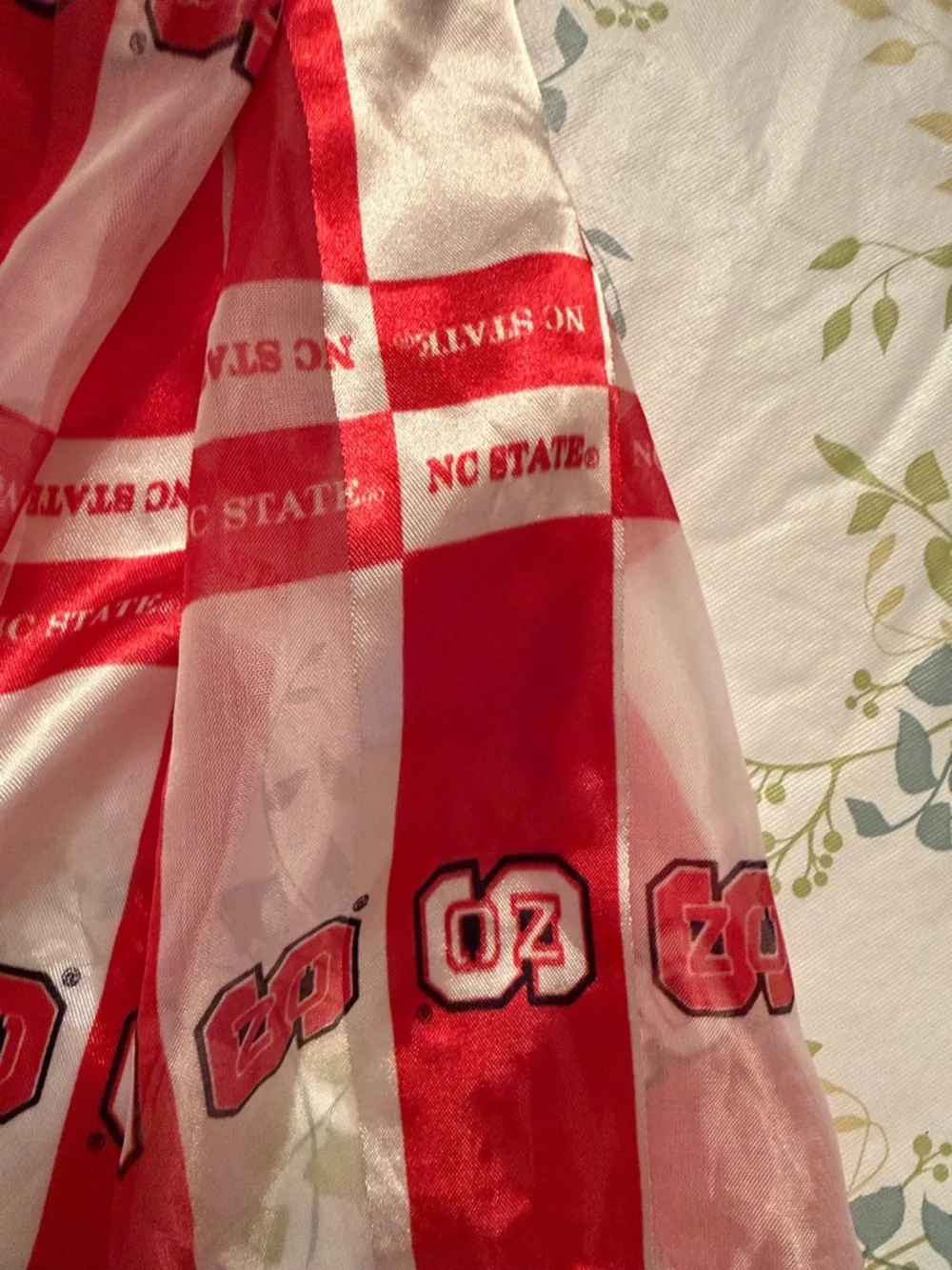 Red and White NC State Stripe Logo Scarf‎